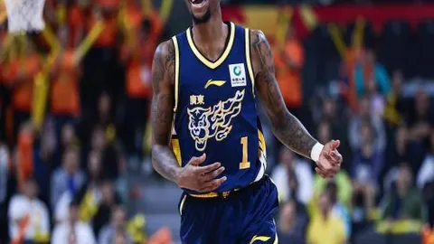 斯图加特主场火力全开，德甲三连霸战法兰克福激战正酣！